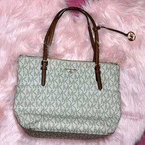 Hello, I’m selling my used Michael Kors tote bag.